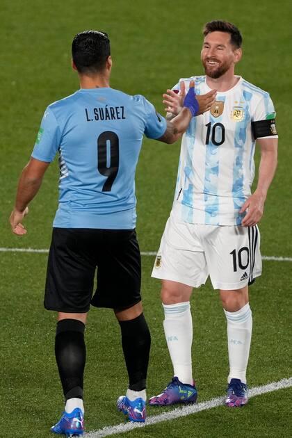 Amigos son los amigos: Messi y Luis Suárez se saludan antes del encuentro