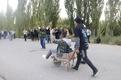 "Amigos son los que te cargan en carretilla para que no te pierdas el recital de La Renga", dijo una usuaria (Foto: Twitter @anitacardena)