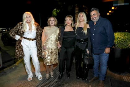 Amigos: Susana, Mirtha, Marcela y Mecha con Roberto Moldavsky