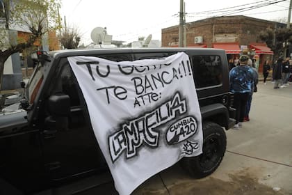 Amigos y conocidos de L-Gante estuvieron en la puerta de la fiscalía para demostrar su apoyo