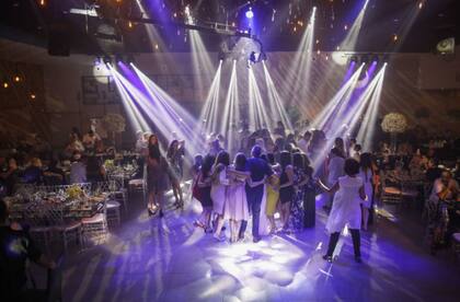 Amigos y familiares de Liliya Vilenchik posan para las fotos, durante su casamiento en Moshav Ora, Israel