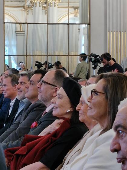 Amigos y familiares en la ceremonia en el Salón Dorado