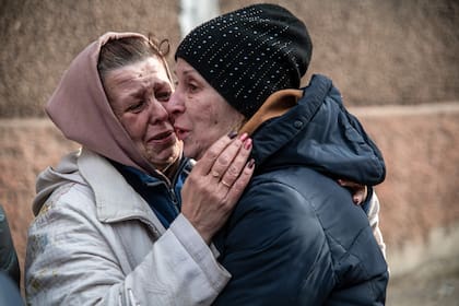 Amigos y vecinos se despiden entre sí, ya que sólo uno de ellos tuvo la oportunidad de abandonar Mariupol. 