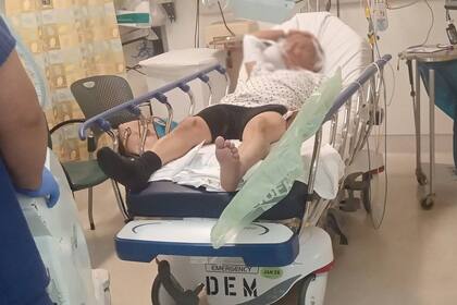 Amílcar, un migrante salvadoreño, se quebró un tobillo al saltar una valla para escapar del ICE