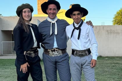 Amilcar Unanue junto a sus hijos Indiana Unanue (15) y Nazareno Unanue (17)