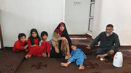 Amina junto a sus hermanos y sus padres en su nuevo hogar en Herat