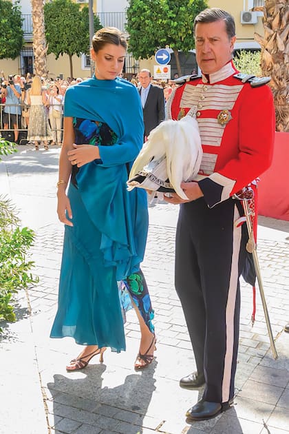 Amina, que fue la madrina de la boda de su padre, impactó con un elegante vestido de
la firma Vagary Kalon de diferentes texturas y
con estampa floral, que acompañó con un chal
de seda para cubrir los hombros