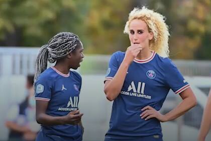 Aminata Diallo, la primera sospechosa, con Kheira Hamaraoui, juntas en un partido de PSG