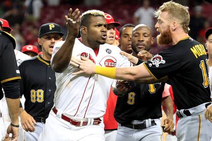 Amir Garrett #50 de los Cincinnati Reds reaccionó contra miembros de los Pittsburgh Pirates en el final del 9th entrada del Great American Ball Park