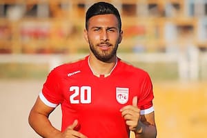 Quién es y de qué se acusa a Amir Nasr-Azadani, el futbolista condenado a muerte por el régimen de Irán