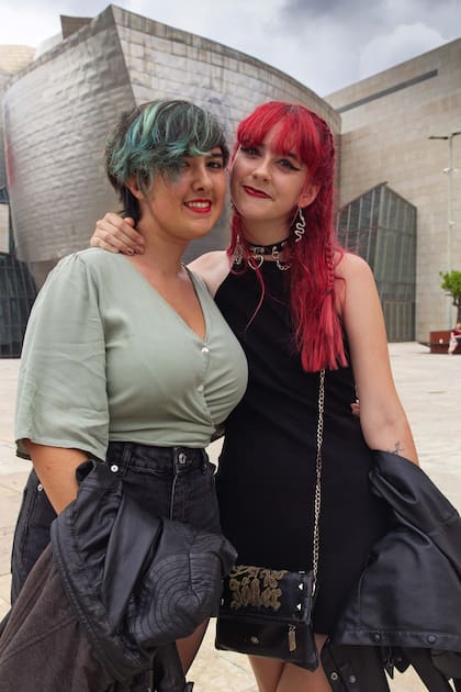 Amistad y pelos con los colores de la bandera vasca frente al Guggenheim de Bilbao