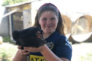 Vive en el campo, tiene 8 años y su sueño es tener un colchón que no le pinche