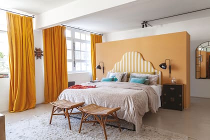 “Amo mis cortinas de terciopelo color mostaza, lo único que no cambié desde que nos mudamos. Necesitaba moderar la luz de estos seis metros de ventana de manera estética y contundente”, nos dijo la interiorista Sol Larrosa.
