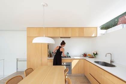 Amoblamiento a medida (estudio MichatekSkarstad). Mesa ‘Met’ de madera maciza (Estudio Te), sillas Thonet de segunda mano y lámpara ‘Vita’ (Glitter Iluminación). Mesada de cuarzo Purastone
(De Stefano).