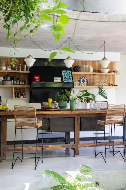 Amoblamiento de cocina en MDF laqueado con estantes de pino tea recuperada.