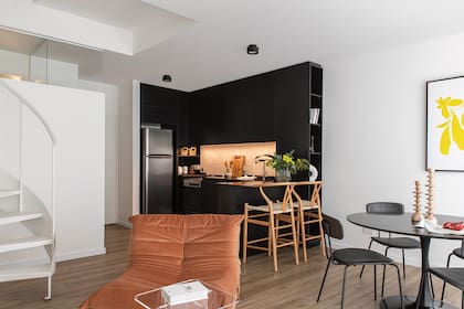 Amoblamiento de cocina en melamina Egger, mesada de mármol negro ‘Brasil’ y alzada en porcelanato esmaltado.