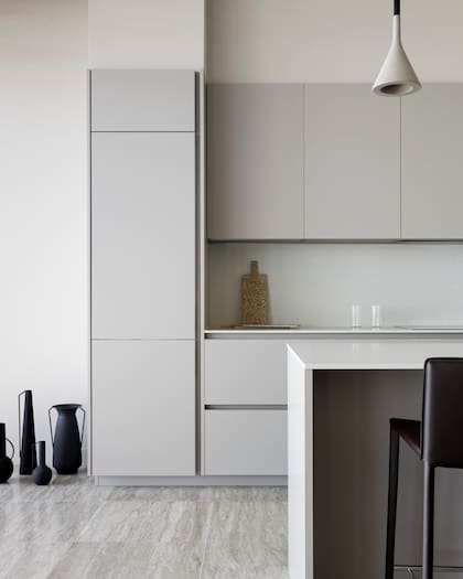 Amoblamiento de cocina (Euromobil) con mesada en mármol 'Caesar Grey'. Lámpara cementicia 'Aplomb' (Foscarini).