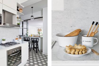 Amoblamiento de cocina (Maddox Muebles) con mesada y alzada en mármol de Carrara. Además, banquetas tipo Mar del Plata.