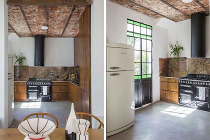 Amoblamiento de petiribí hasta el techo (Corteza Criolla). Heladera retro, artefacto con tres hornos (ambos de Smeg), campana ‘Isla Selene’ (Maraldi) y plafón (Iluminación Agüero).