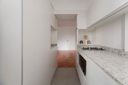 Amoblamiento en melamina (Aj Equipamientos) y horno 'Smart' con tecnología HotBlast (Samsung). Junto al anafe, un nicho con tomacorrientes y puertas es el nuevo spot de café.