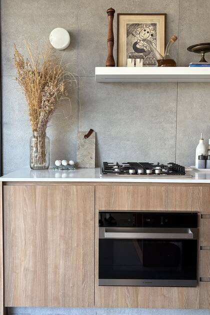 Amoblamiento en melamina (Mon Equipamiento) y mesada en Purastone 'Blanco Icon'. Anafe y horno (Ariston).