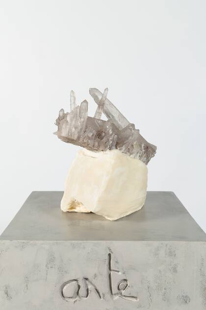 Amoedo creó esculturas con fragancias y piedras semipreciosas que colecciona desde chica