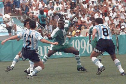 Amokachi rodeado por los jugadores argentinos en aquella fina lolímpica de 1996