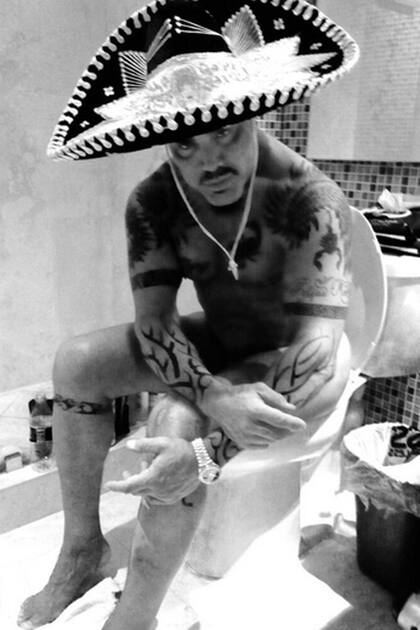 Amor a la mexicana, escribió Fort como epígrafe de esta foto, donde se lo ve casi desnudo