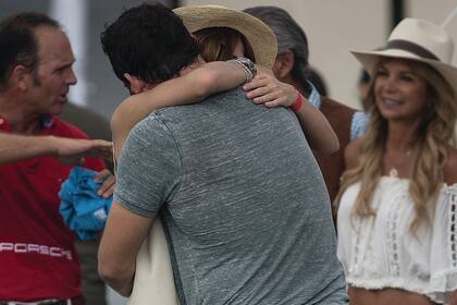 Amor, amor, amor… Isabel y Martín estuvieron pendientes el uno del otro. El sábado 4, ella lo mimó en el palenque una vez terminado el partido