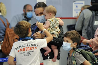 Amor de hermanos: Beltrán le hace mimos a Ana, mientras su madre la sostiene