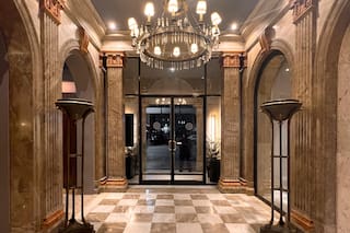 De linaje real y construido por un gran estudio de arquitectura del siglo XX, el edificio Lancaster cumple más de 8 décadas