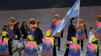 Amor por Argentina: Luis Scola lleva la bandera nacional en el desfile inaugural de los Juegos Olímpicos de Río 2016
