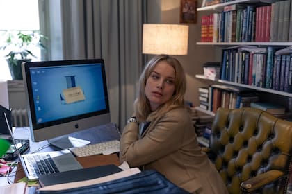 Sofie (Ida Engvoll), una mujer que decide jugar a perder el control de su vida ordenada en pos de un juego de seducción