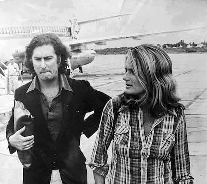 Amores de Chunchuna.
Con el director de cine Pino Solanas, su segunda pareja, con quien compartían su adhesión al peronismo. Aeropuerto de Ezeiza. Familia Villafañe