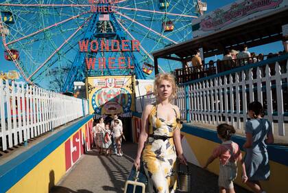 AMORES ROTOS Ubicada en Coney Island, La rueda de la fortuna propone una relación de un hombre con una mujer (¿demasiado?) joven