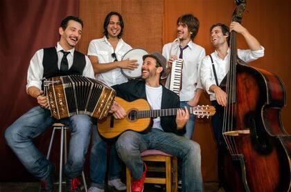 Amores Tangos estará en la milonga de cierre,en el club Ferro Carril Oeste