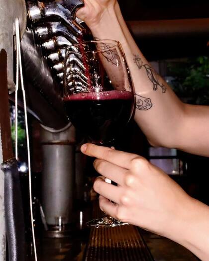 Amores Tintos innovó con la forma de servir el vino de forma tirada. En la actualidad cuentan con más de 40 canillas entre sus dos sucursales