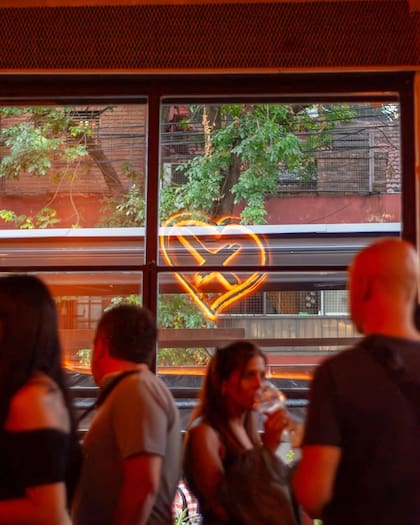 Amores Tintos nació en 2020 como una idea familiar y en la actualidad cuenta con dos sucursales en la Ciudad de Buenos Aires