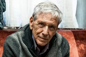 Crece el escándalo familiar por las denuncias de maltrato contra Amos Oz