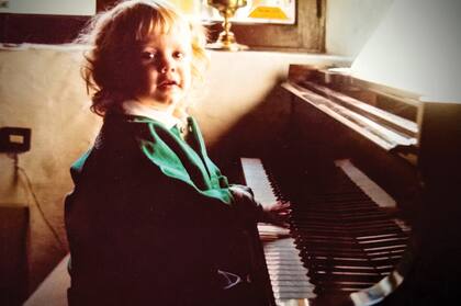 Amparo a los dos años. Nació en una familia de músicos: su abuelo era el reconocido pianista de jazz Baby López Furst.