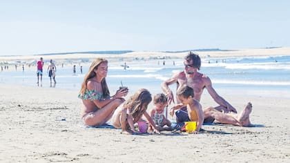 Amparo Alastuey, Pedro Orellana y sus tres hijos disfrutan de la playa del Cabo a pocos días de llegar desde Trenque Lauquen