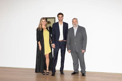 Amparo y Teo Discoli de la galería Cosmocosa junto a Germán Barraza, director de la Colección Fortabat
