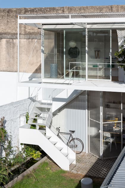 Vista alternativa de la ampliación del taller de Proyecto Mutan, ejecutada por Morsa Taller, Nelson Flor Reyes y la arquitecta Emilia Pascarelli.