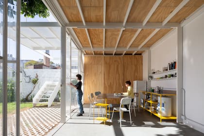 Ampliación del taller de Proyecto Mutan con una estructura liviana y autoportante, ejecutada por Morsa Taller, Nelson Flor Reyes y la arquitecta Emilia Pascarelli.