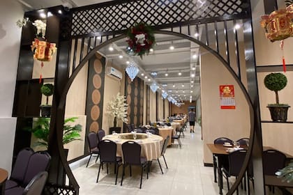 Amplias mesas redondas invitan a hacer reuniones de familiares y juntada de amigos en el salón de Rong Cheng