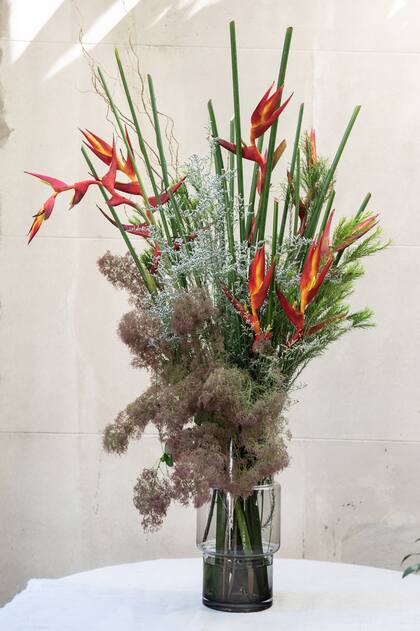 Amplio ramillete que da un toque tropical.