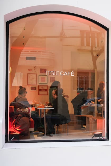 Amplio ventanal del local