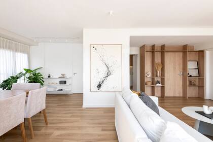 Amplio y luminoso, con pocas intervenciones llegaron a un living comedor cálido y funcional.