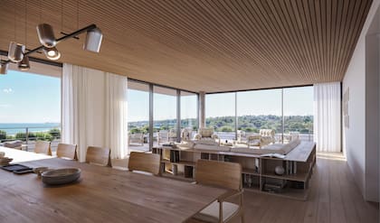 Amplio y luminoso, este living ofrece vistas panorámicas al mar y la laguna.