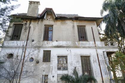 Amplios ventanales, escaleras de madera y cinco habitaciones para sus hijos: así era la elegante residencia que Antonio Peviani mandó a construir para su familia en 1890